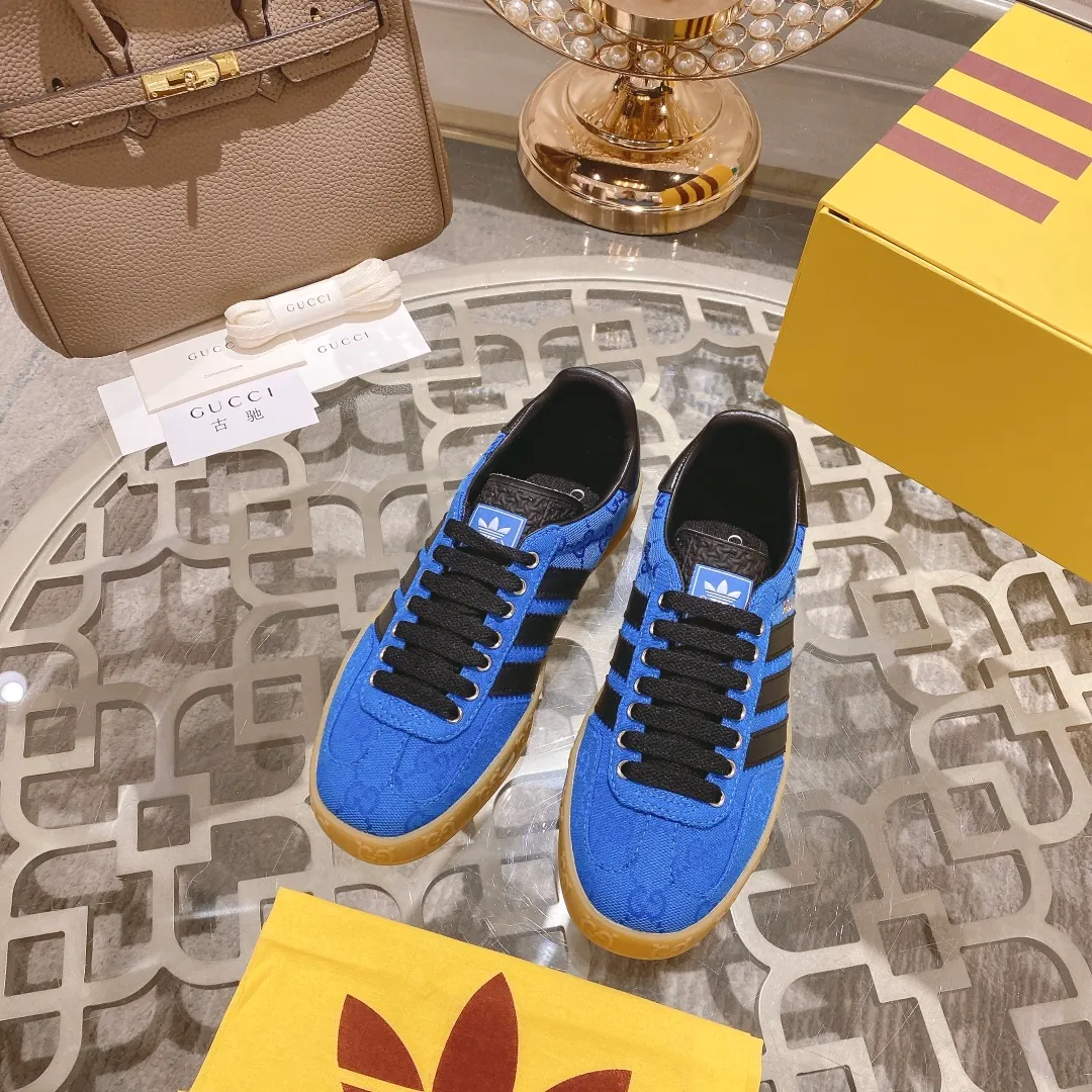 👟👟Ex-factory price 520👟👟Gucci&adidas joint limited edition couple's sneakers. A super nice joint casual sneaker with rich and bold colors! It showed everyone a completely different charm from the past! Combining retro style and youthful sports style to create a new aesthetic! Vitality yet stylish at the same time! ! Upper - made of cowhide, cowhide, cloth. Lining - sheepskin lining for foot pads. Sole - original open-molded beef tendon non-slip and wear-resistant outsole. Size: 35-47 (couple style)